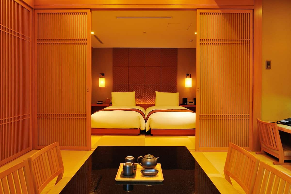 ميني بار وخزنة داخل الغرفة ومكتب وتجهيزات عازلة للصوت