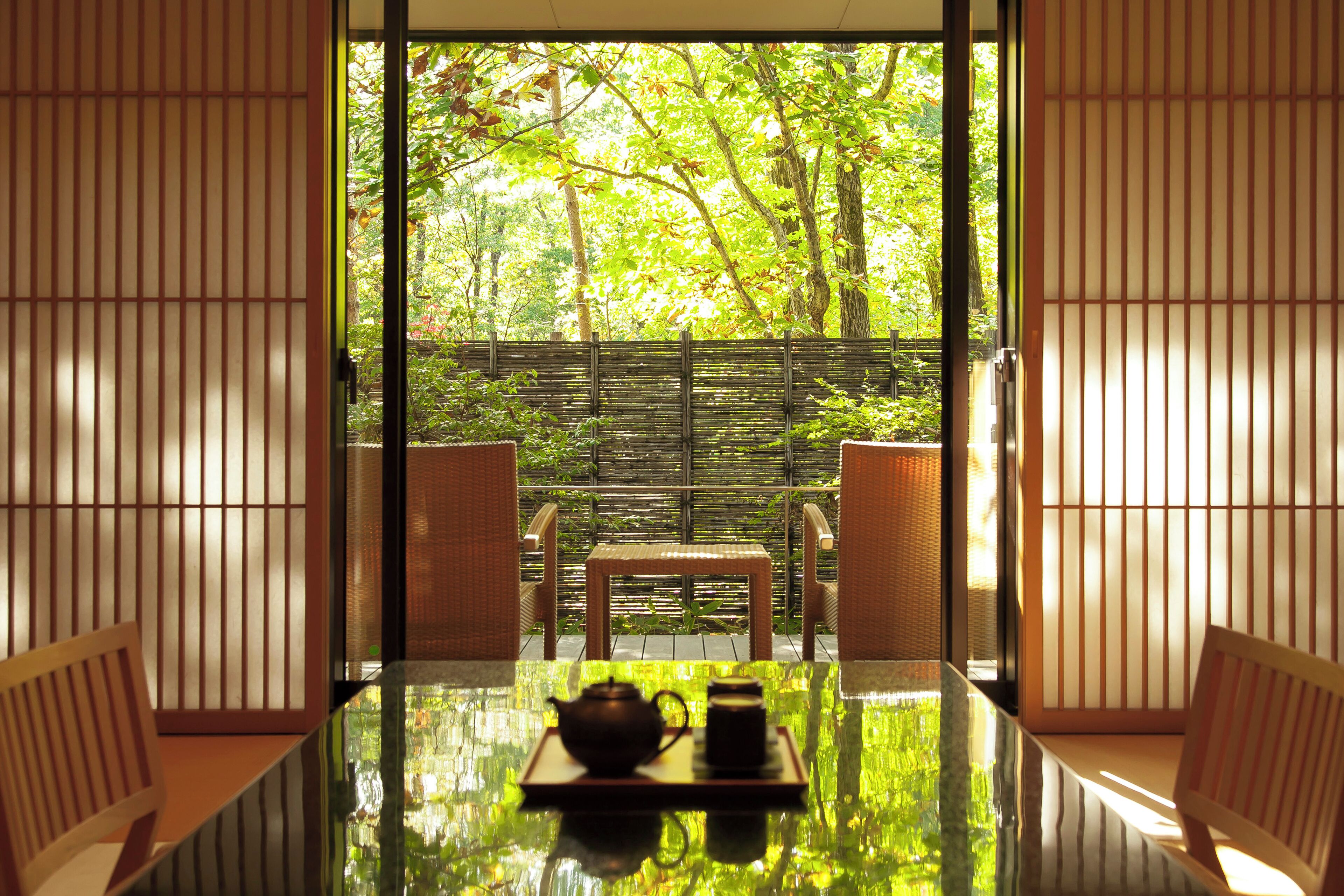 Suite, vistas a la montaña (Gardenspa) | Minibar, caja fuerte, escritorio y sistema de insonorización