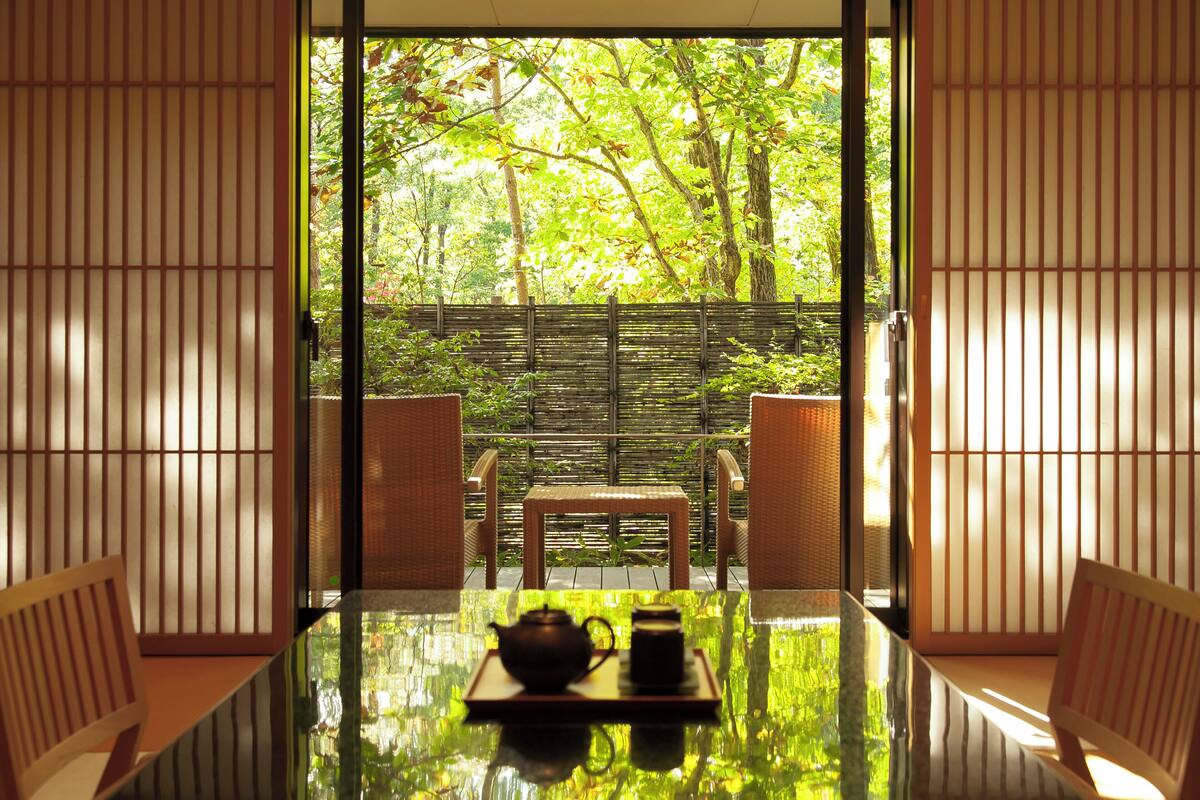 gardenspa suite, mountain view | minibar, in-room safe, desk, soundproofing