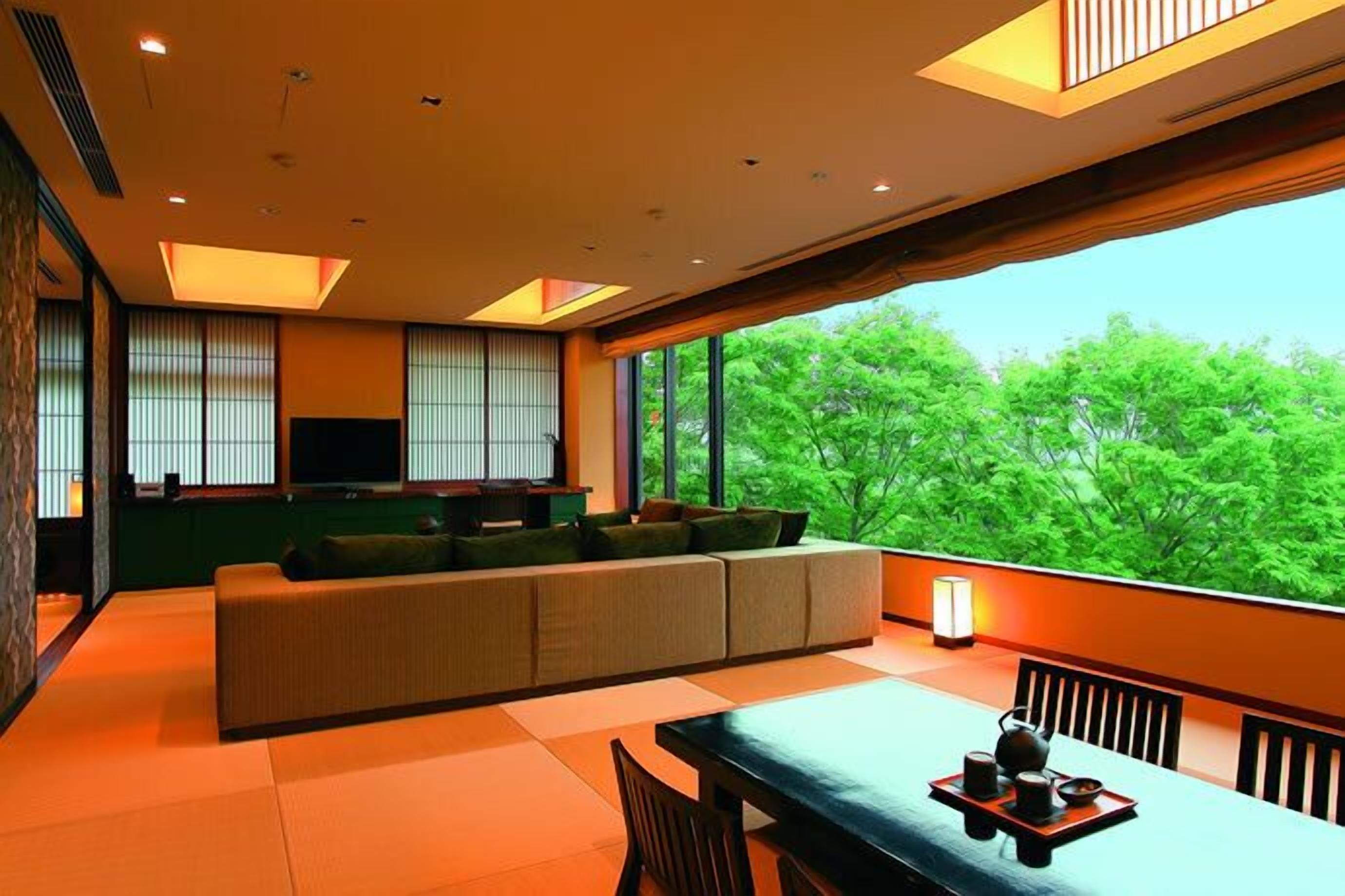 panorama view suite, mountain view | minibar, in-room safe, desk, soundproofing