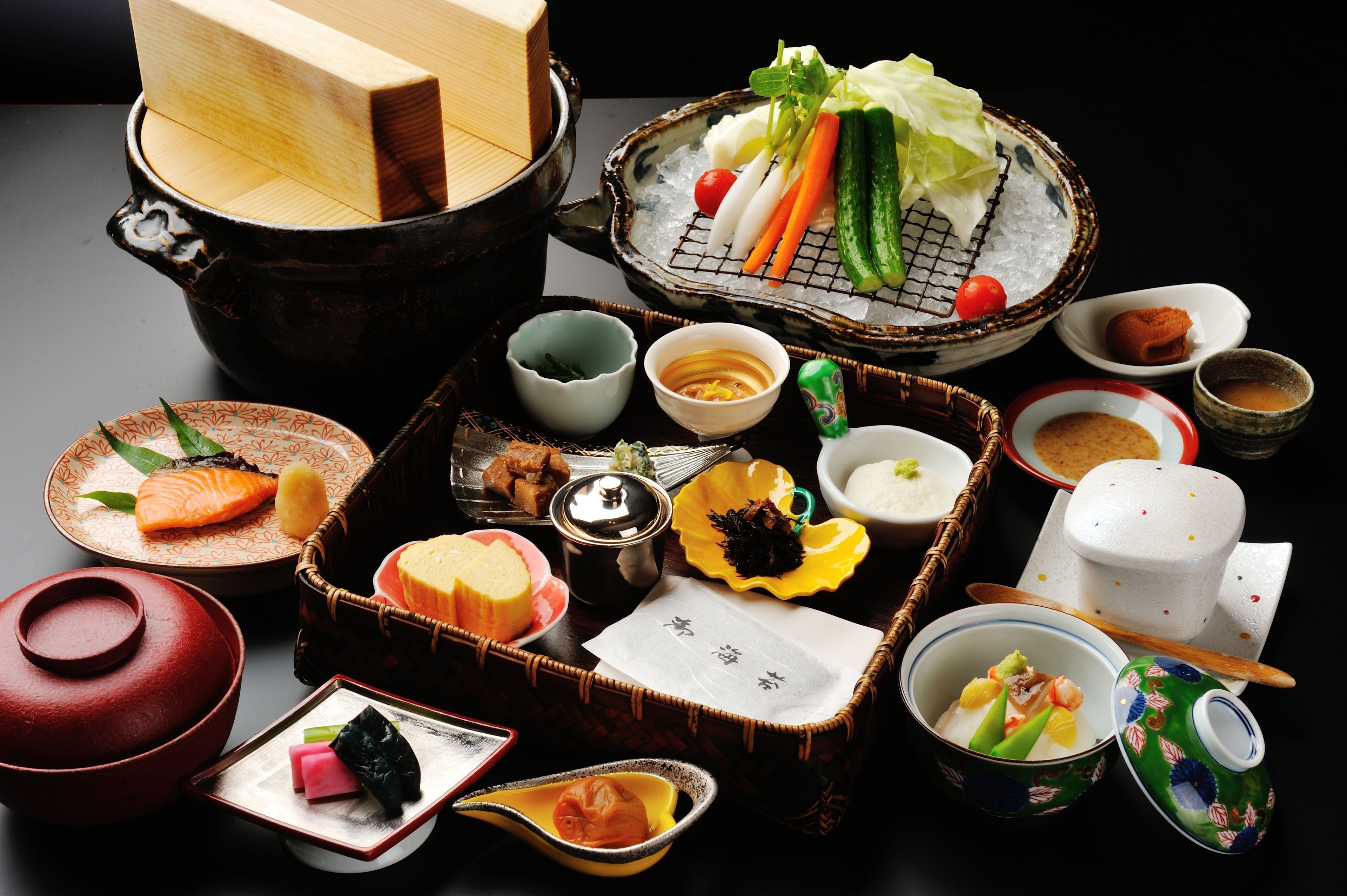 Una presentación tradicional de comida japonesa con diversos platos y utensilios.