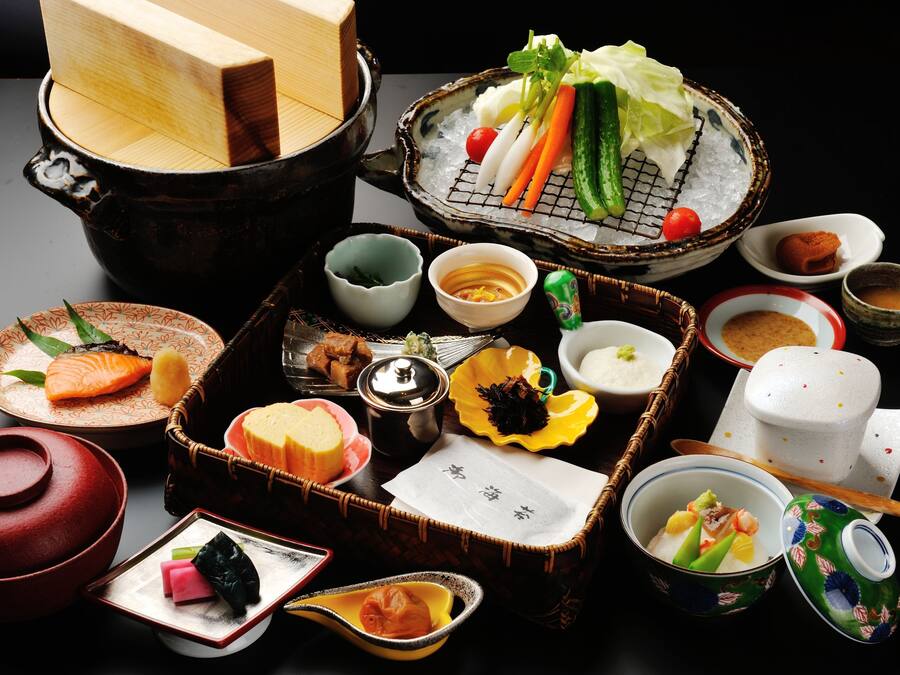 Una presentación tradicional de comida japonesa con diversos platos y utensilios.