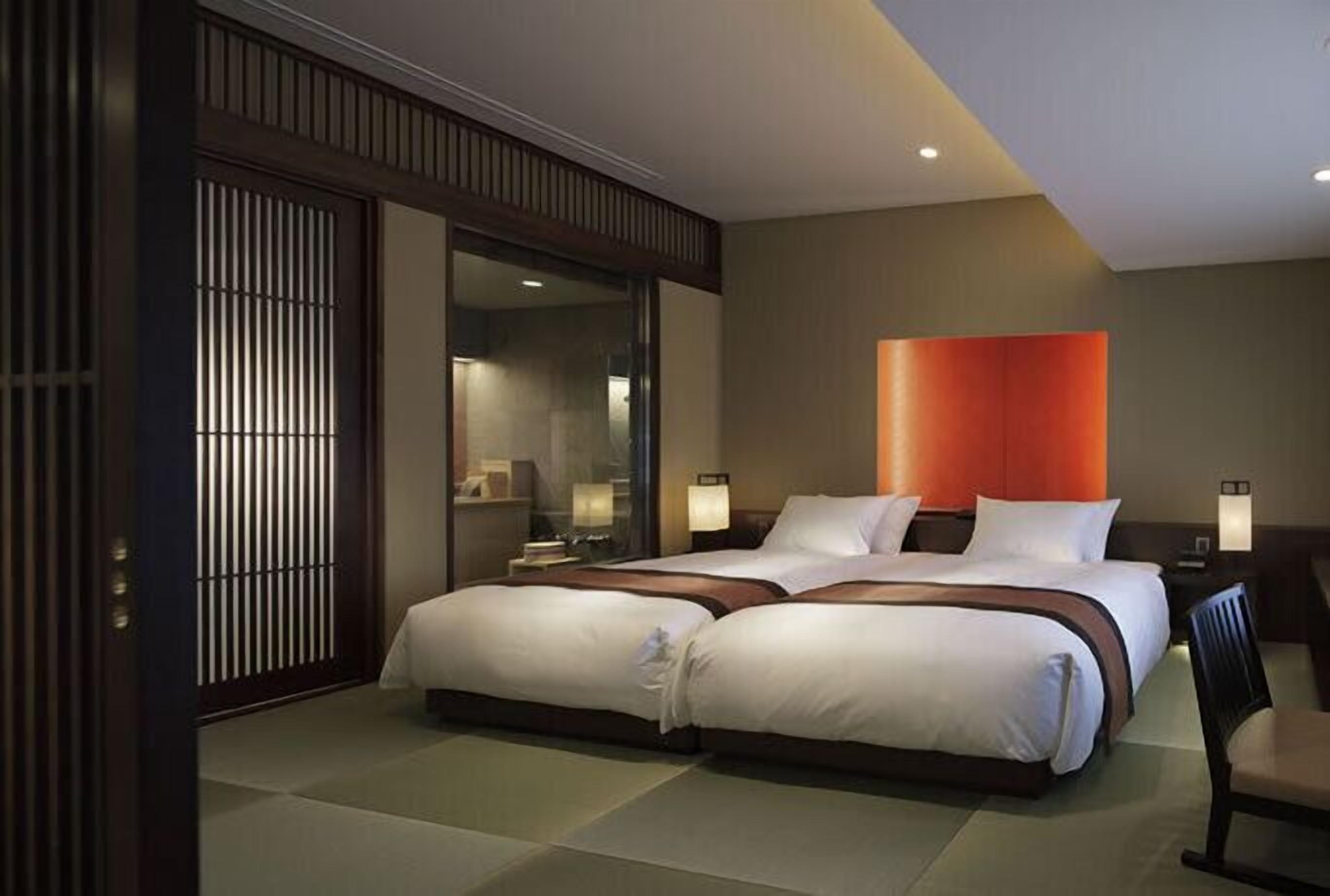 junior premier suite, mountain view | minibar, in-room safe, desk, soundproofing