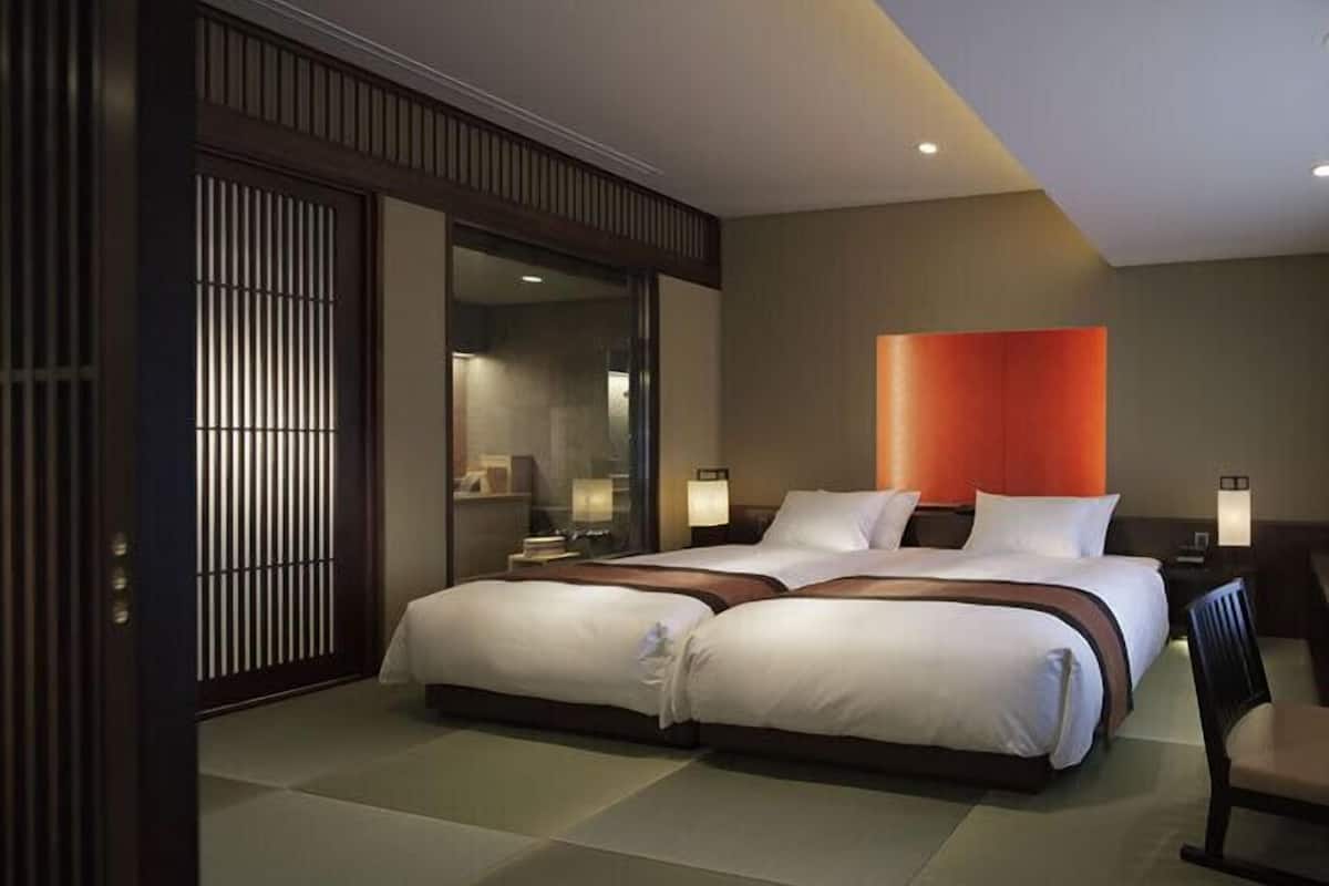 junior premier suite, mountain view | minibar, in-room safe, desk, soundproofing