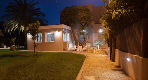 住宿正面 (夜晚)