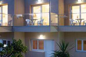 Studio, Mountain View | Soundproofing, free cribs/infant beds, WiFi
