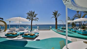 Piscine extérieure, parasols de plage, chaises longues