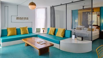 1 slaapkamer, een kluis op de kamer, een bureau