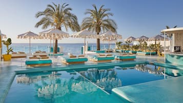 Piscine extérieure, parasols de plage, chaises longues