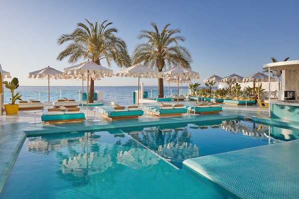 Piscina externa, guarda-sóis, espreguiçadeiras