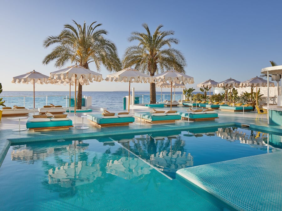 Außenpool, Sonnenschirme, Liegestühle