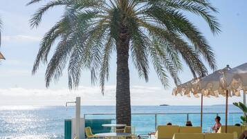 Een buitenzwembad, parasols voor strand/zwembad