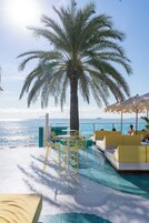 Utomhuspool, parasoller och solstolar