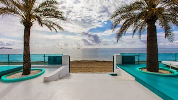 En la playa, arena blanca