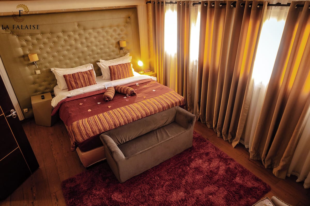 Suite ejecutiva | Ropa de cama de alta calidad y minibar