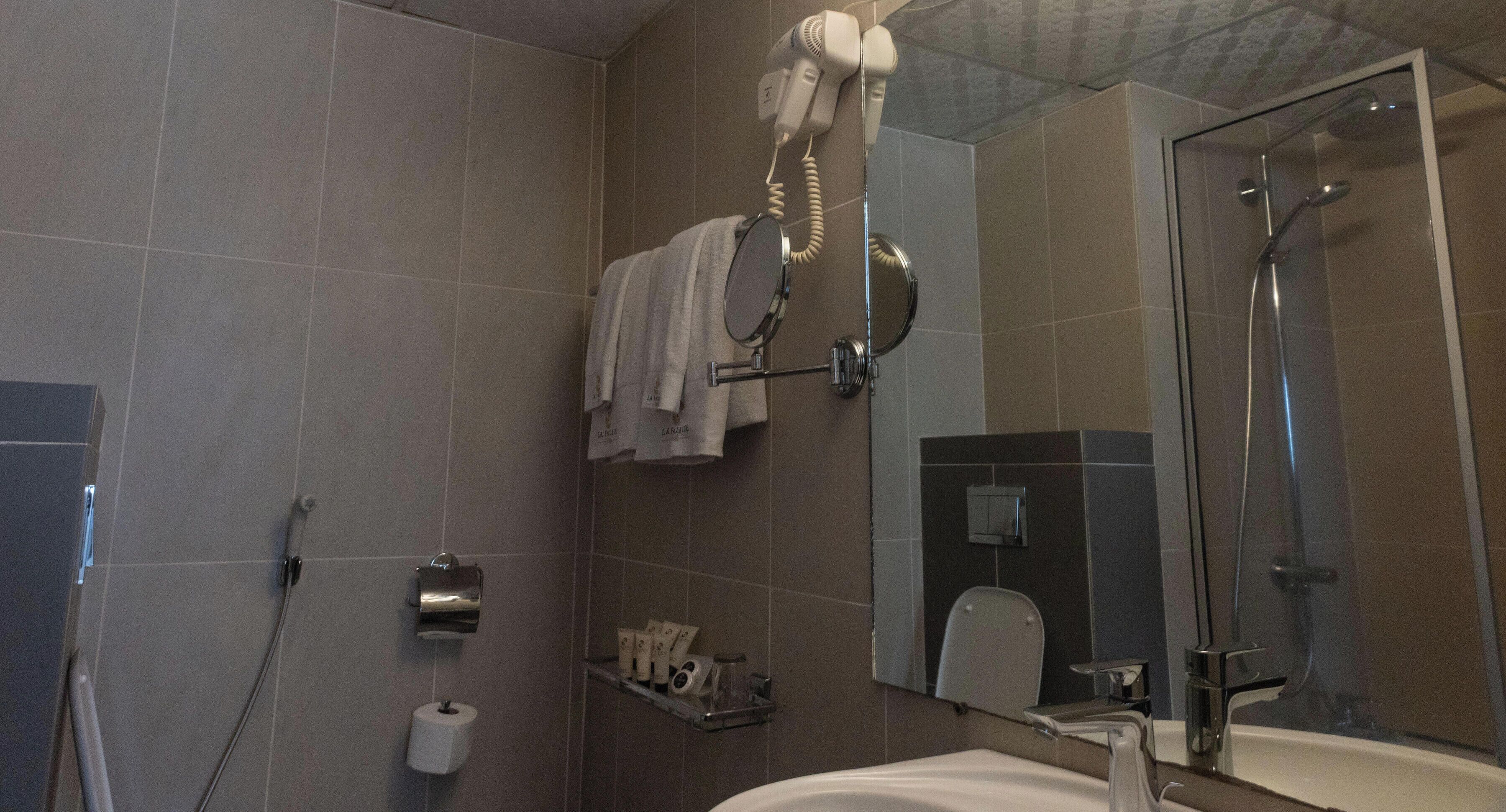 Chambre Supérieure avec lits jumeaux | Salle de bain