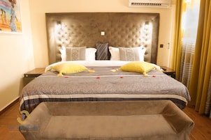 Executive Suite | 1 bedroom, premium bedding, minibar, in-room safe