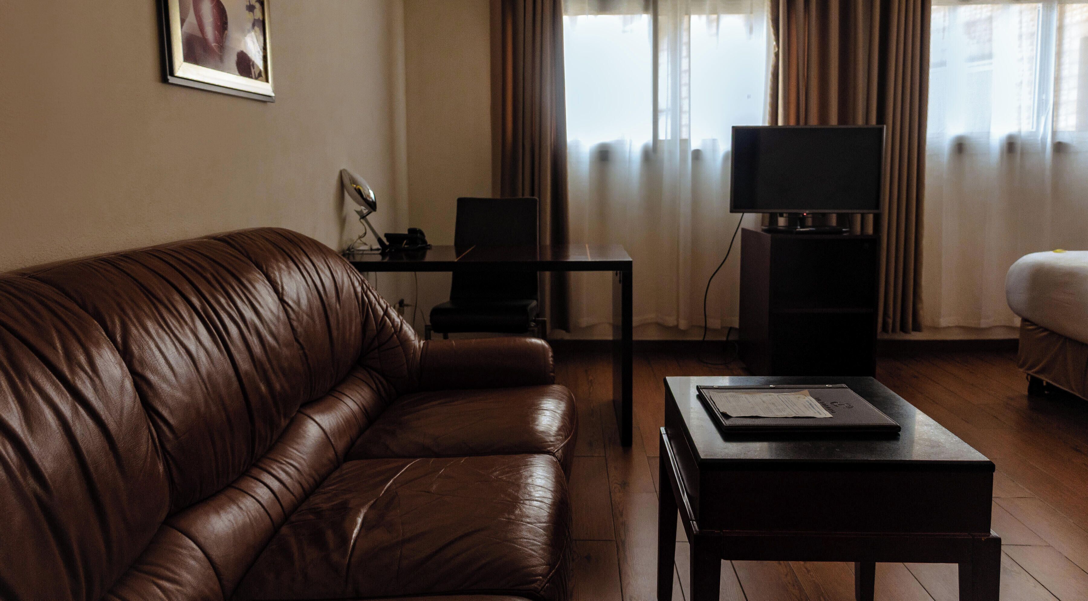 Habitación superior con 2 camas individuales | Zona de estar | Una televisión de pantalla plana