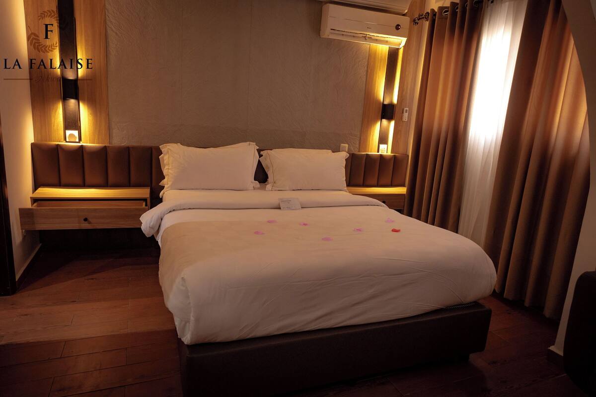 Habitación superior, 1 cama de matrimonio | Ropa de cama de alta calidad, minibar, caja fuerte