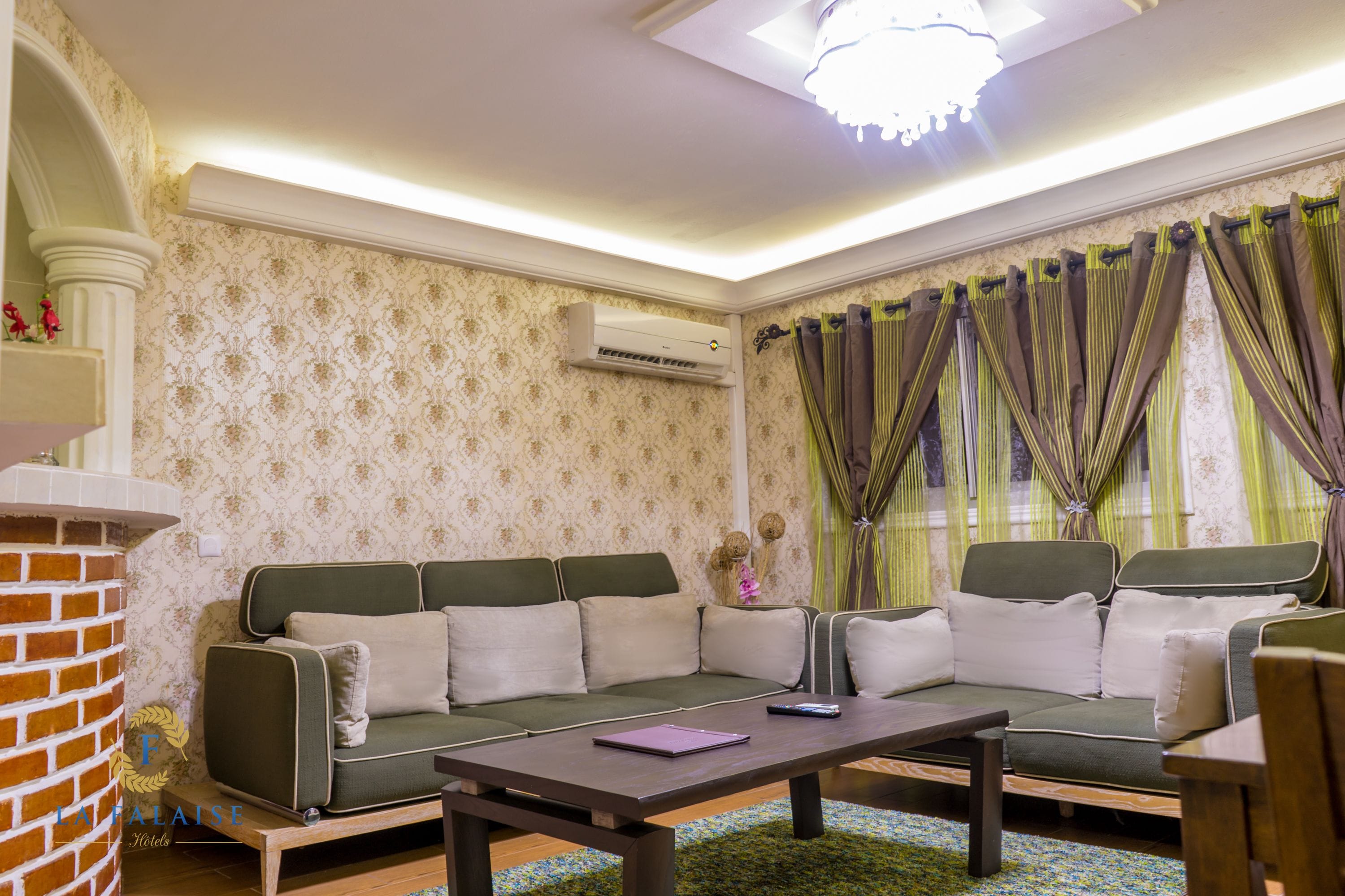 executive suite | living room | flat-screen tv