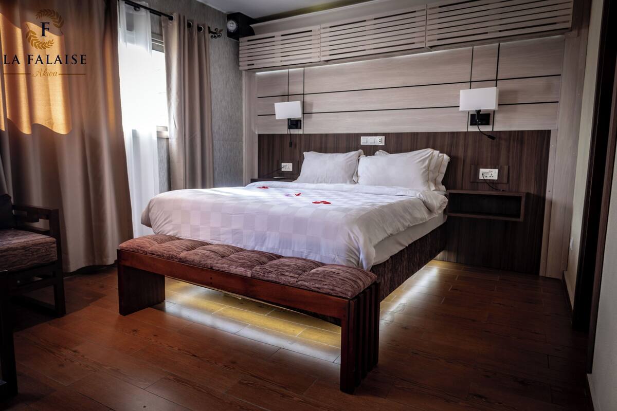Habitación doble superior, 1 cama de matrimonio grande | Ropa de cama de alta calidad, minibar, caja fuerte