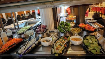 Desayuno buffet todos los días (con cargo)