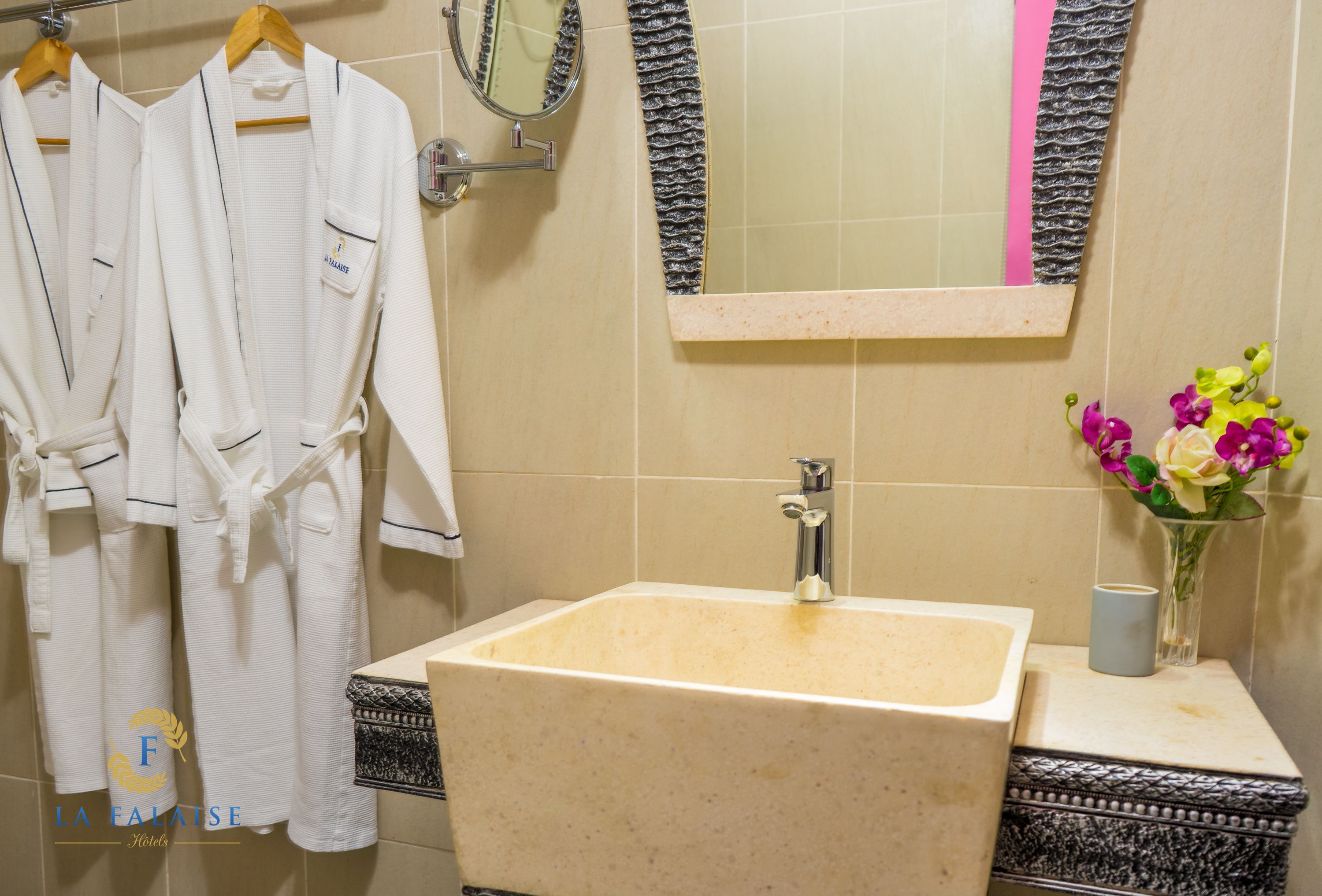 executive suite | bathroom | combined shower/bathtub, free toiletries, hair dryer, towels