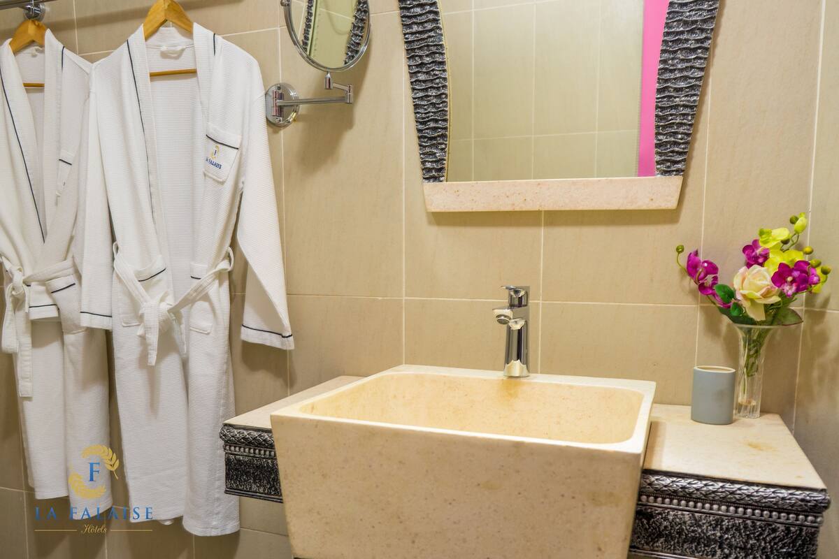 executive suite | bathroom | combined shower/bathtub, free toiletries, hair dryer, towels