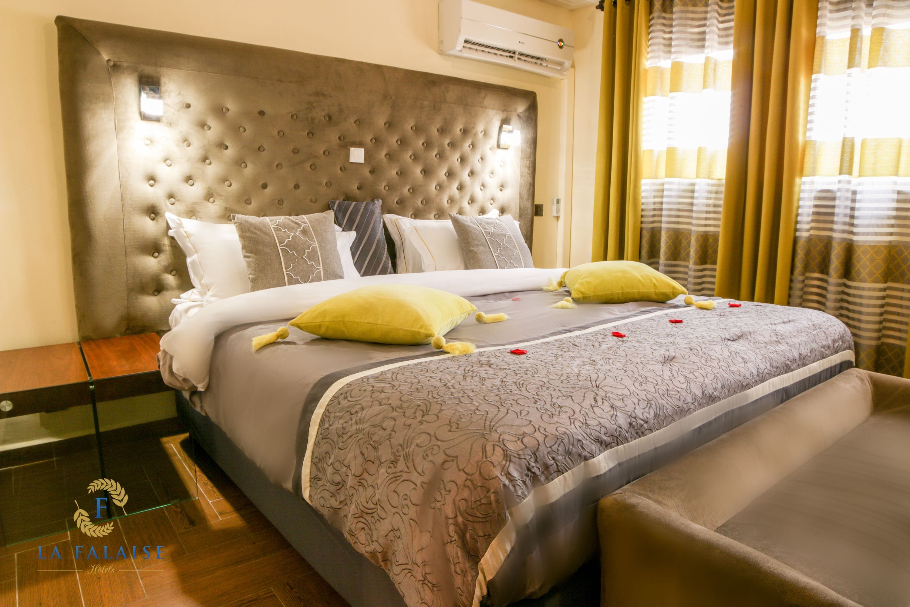 Suite ejecutiva | Ropa de cama de alta calidad, minibar, caja fuerte