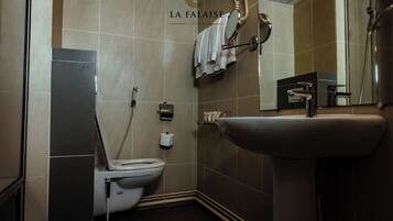 Ensemble baignoire-douche, articles de toilette (gratuits)