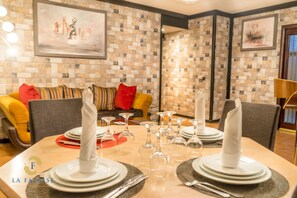 Executive-Suite | Wohnbereich | Flachbildfernseher
