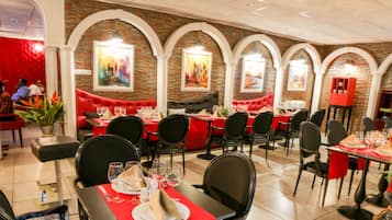 Desayuno buffet diario (USD 14 por persona)