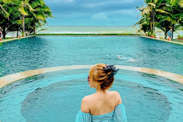 Una piscina al aire libre, sillones reclinables de piscina