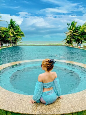 Outdoor pool, sun loungers - Sonata Resort & Spa (Phan Thiet)