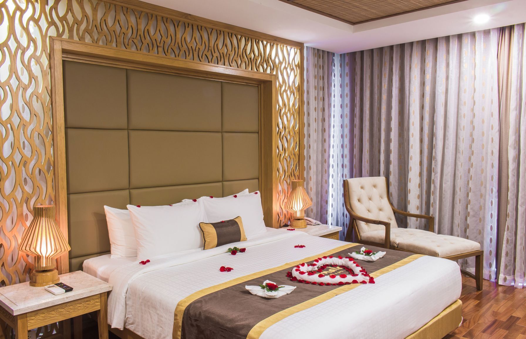 Minibar, caja de seguridad en la habitación y escritorio 