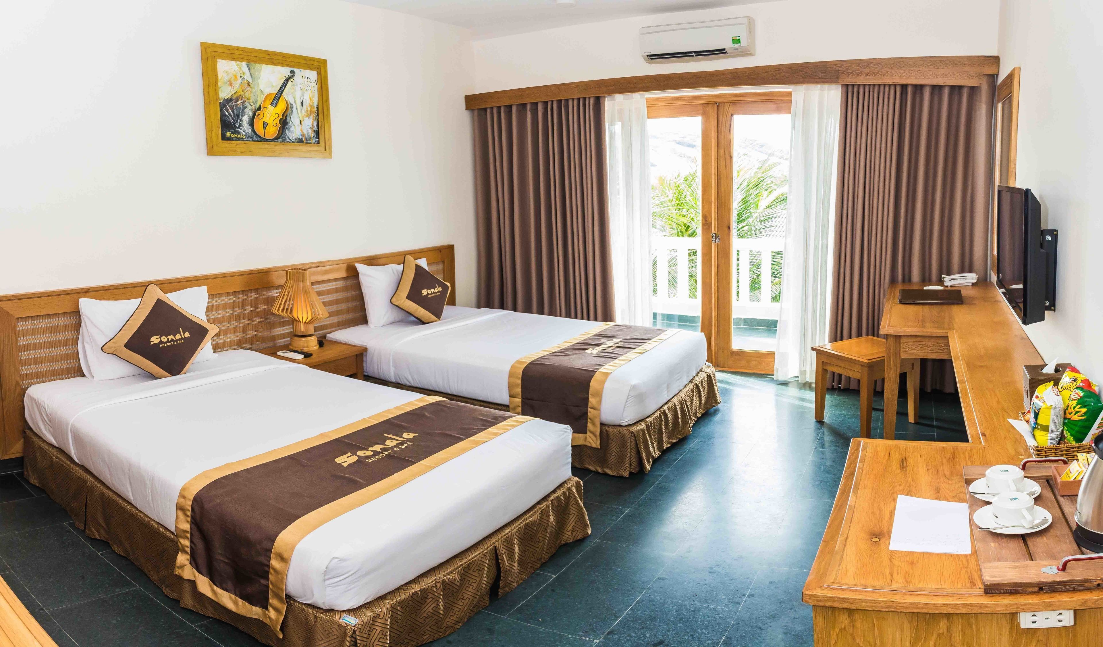 Minibar, caja de seguridad en la habitación y escritorio 