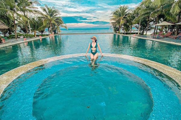 Een buitenzwembad en ligstoelen