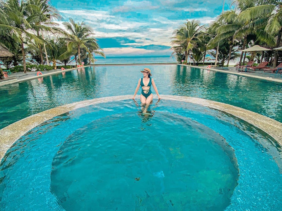 Piscine extérieure, chaises longues