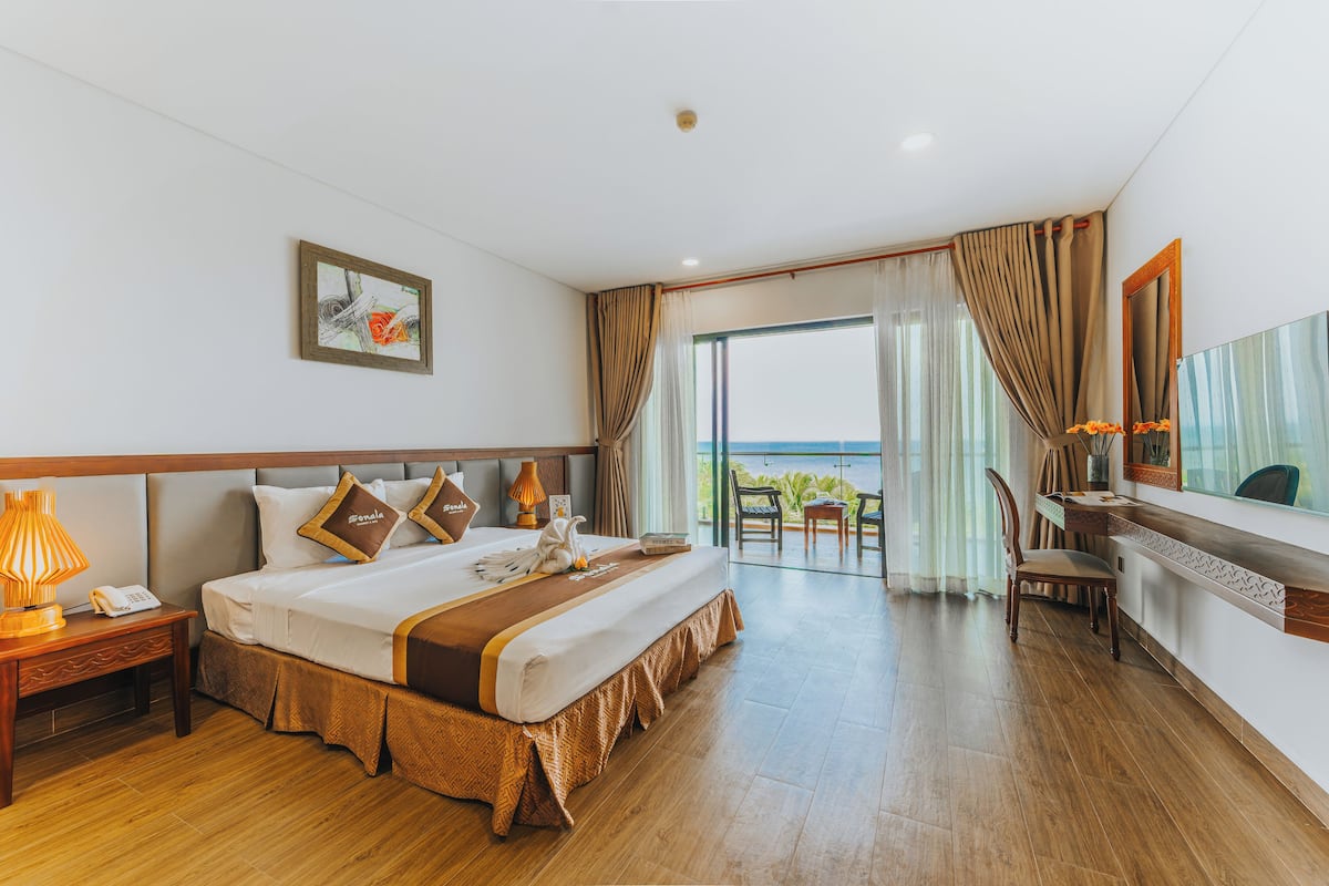 Premium Deluxe, Sea View | Minibar, in-room safe, desk, blackout drapes