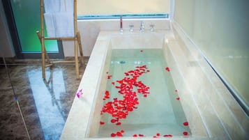 Villa, 3 camere da letto, piscina privata, vista giardino | Bagno | Asciugacapelli, pantofole, asciugamani, sapone