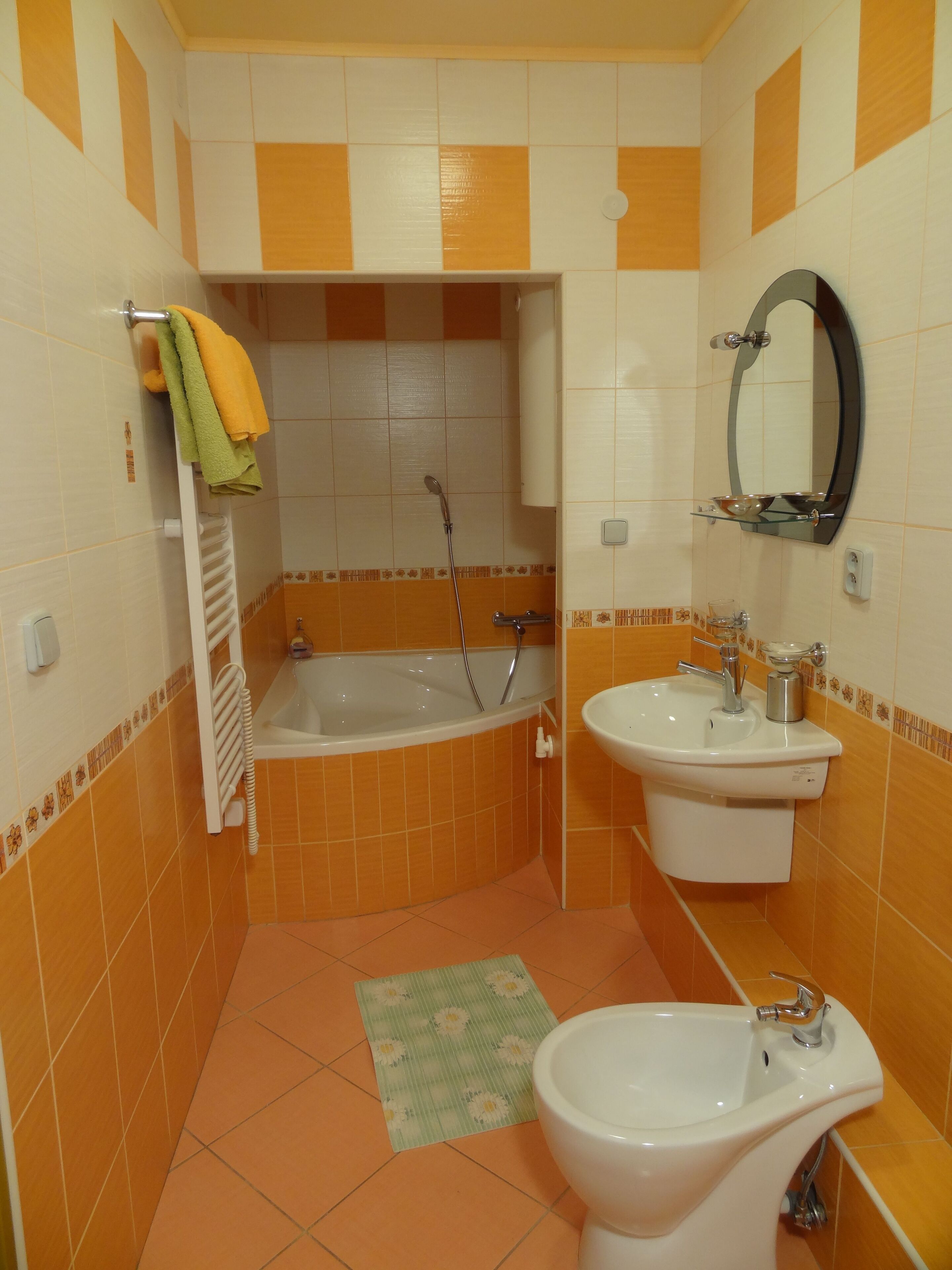 Un baño con bañera, lavamanos y bidé.