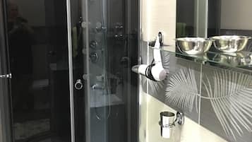 Habitación triple clásica | Baño | Amenidades de baño gratuitas, secadora de cabello, toallas, jabón