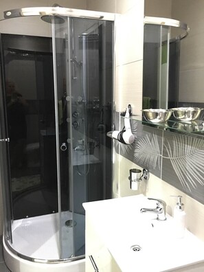 Classic Triple Room | Bathroom - Penzión Hradby (Prešov)