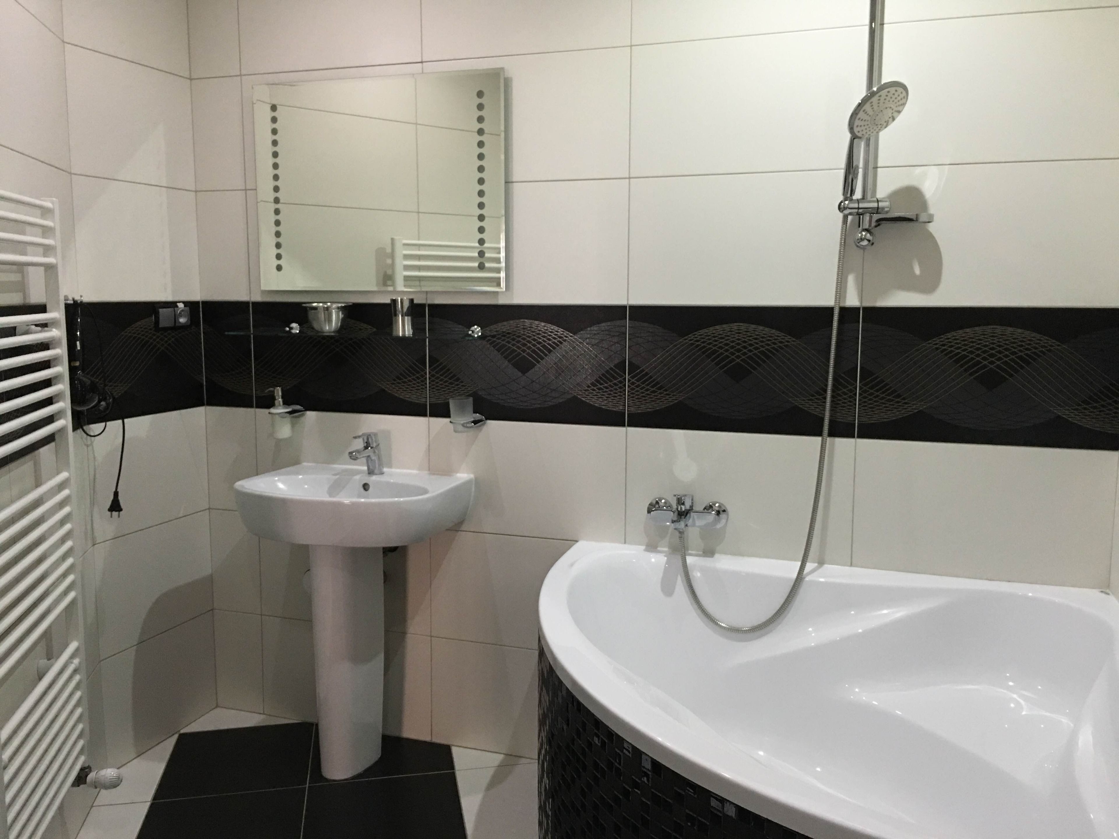 Ein modernes Badezimmer mit Waschbecken, Badewanne und Dusche.
