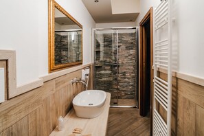 Deluxe-Zimmer | Badezimmer | Dusche, Haartrockner, Bidet, Handtücher