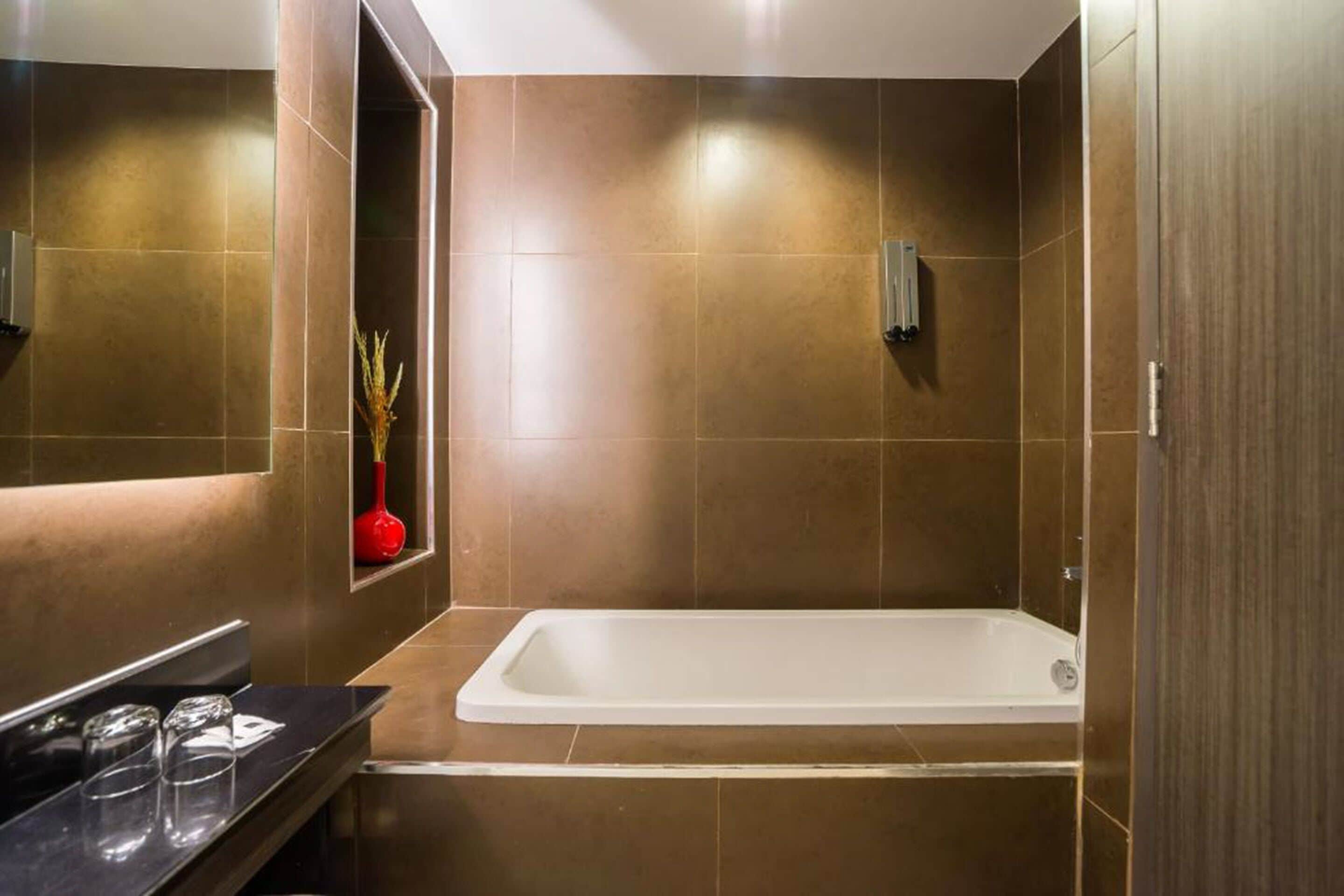 suite | bathroom | shower, bidet, towels
