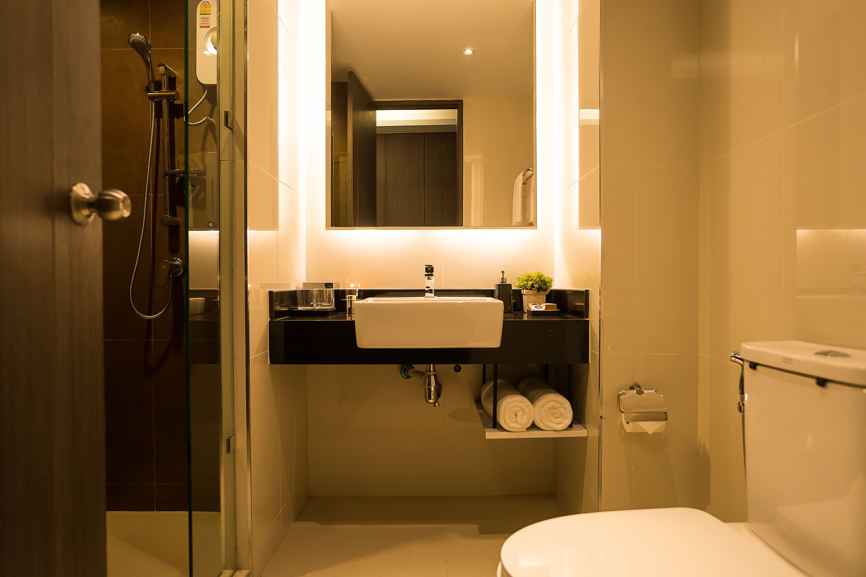 premier double room | bathroom | shower, bidet, towels
