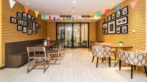 Un comedor moderno con paredes de madera, cuadros enmarcados y banderas triangulares de colores.