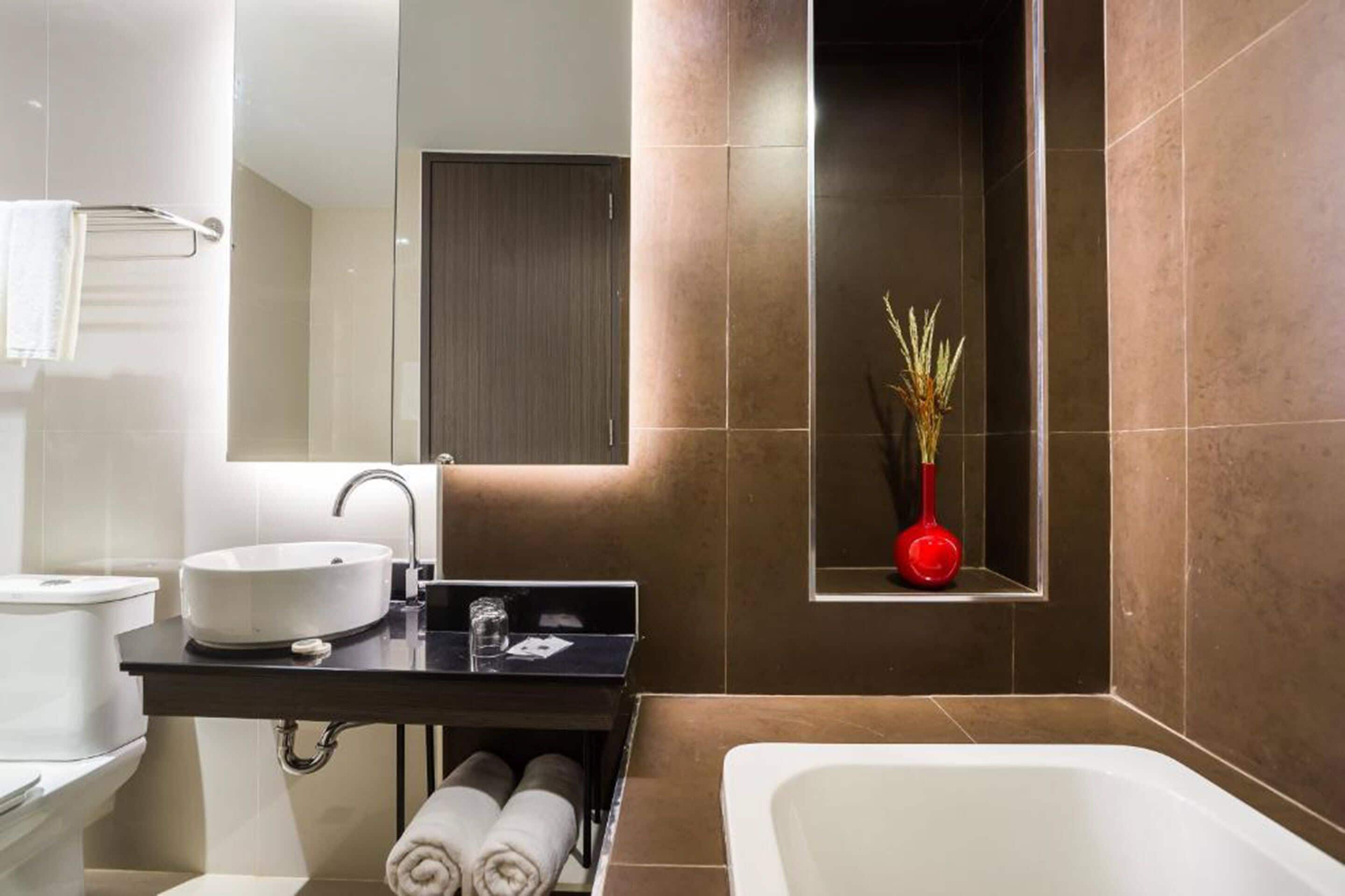 suite | bathroom | shower, bidet, towels