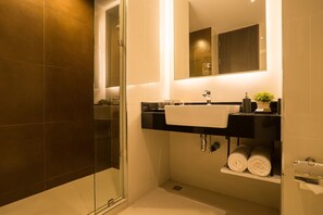 Quarto casal premier | Banheiro | Chuveiro, chinelos, bidê, toalhas de banho